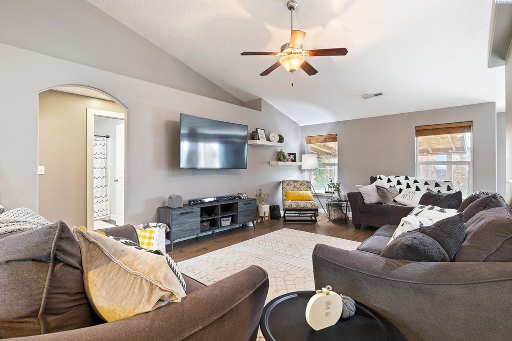 Photo of 6109 Beacon Rock Ln, Pasco, WA 99301 (MLS # 292601)