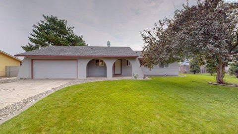 Photo of 915 S Huntington Place, Kennewick, WA 99336 (MLS # 294957)