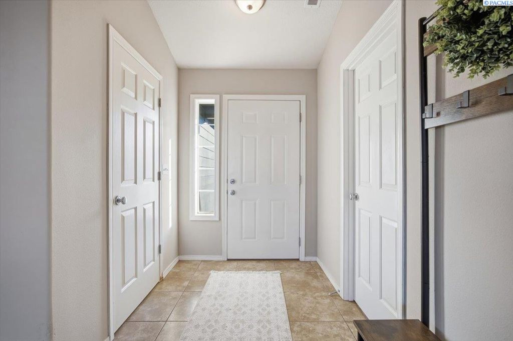 Photo of 1720 W 31st Ave, Kennewick, WA 99337 (MLS # 289832)