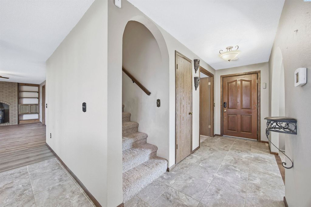 Photo of 308 Westridge Drive, Grandview, WA 98930 (MLS # 291976)