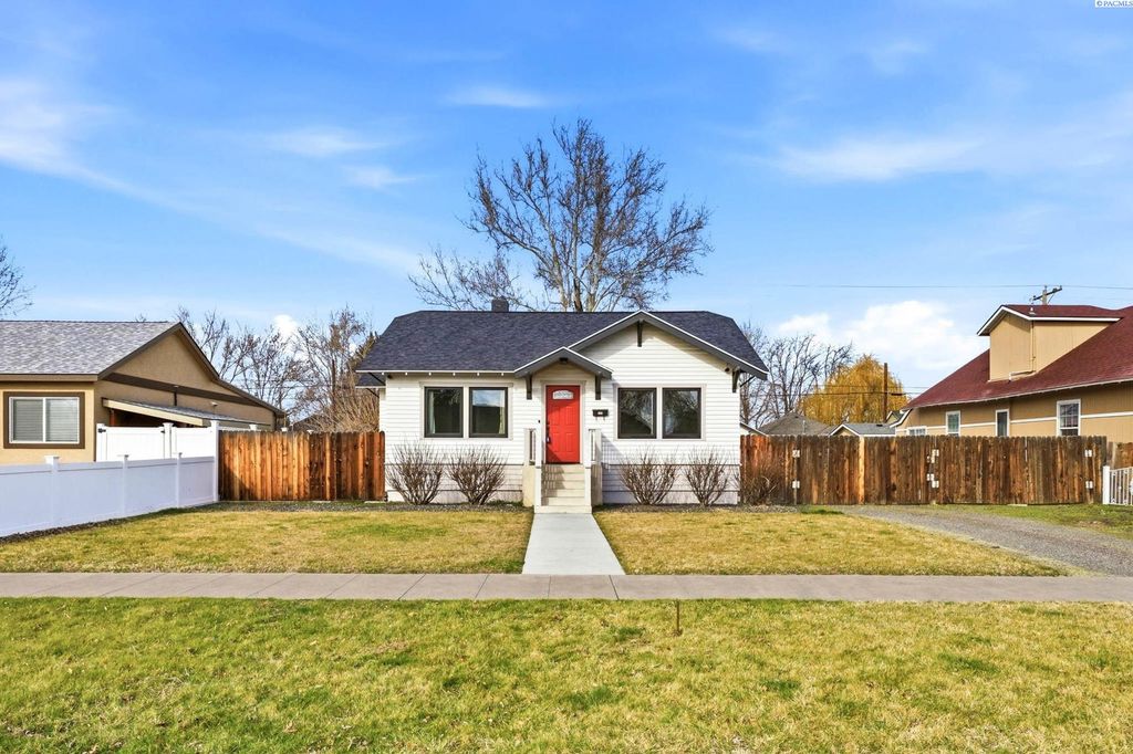 Photo of 725 W Margaret St, Pasco, WA 99301 (MLS # 290685)