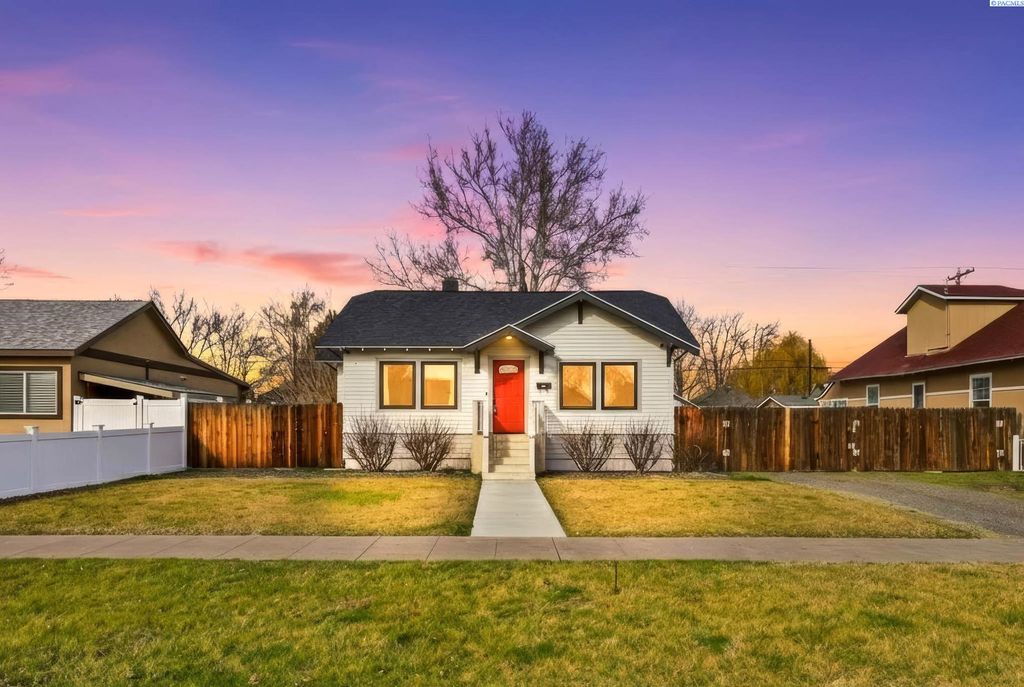 Photo of 725 W Margaret St, Pasco, WA 99301 (MLS # 290685)