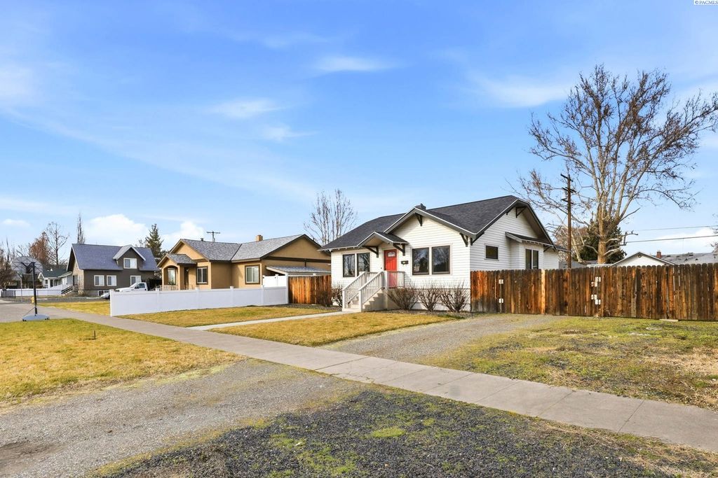 Photo of 725 W Margaret St, Pasco, WA 99301 (MLS # 290685)