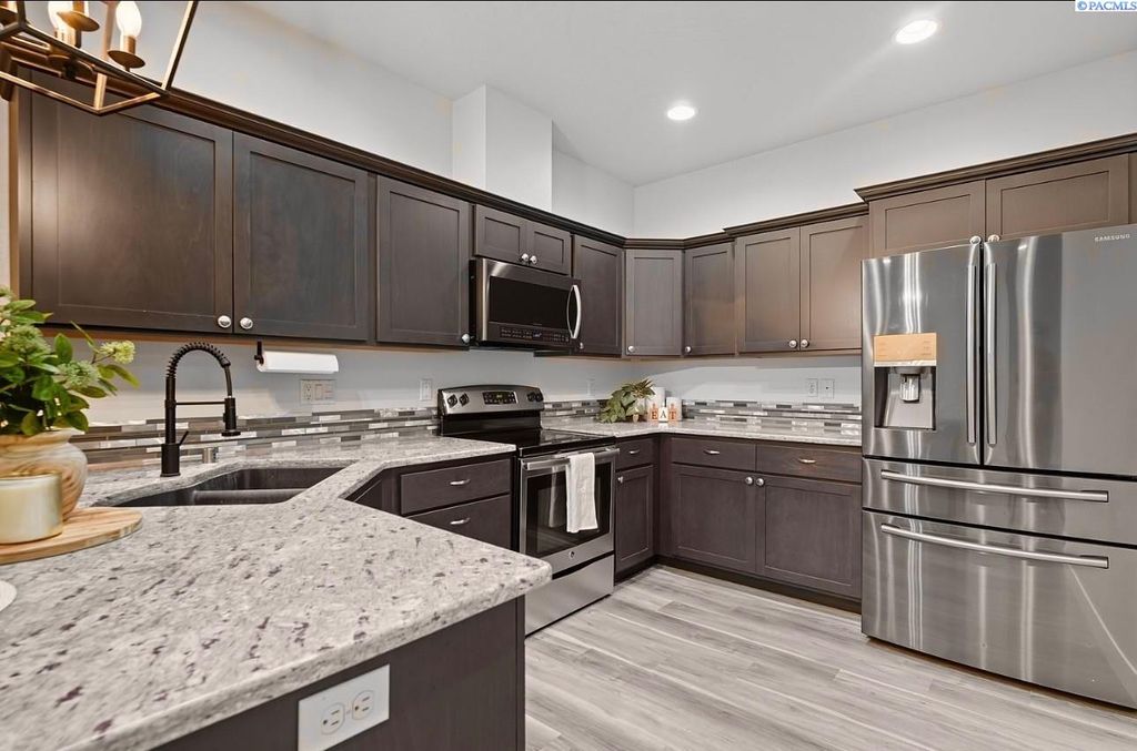 Photo of 2759 W 30th Pl, Kennewick, WA 99337 (MLS # 287944)