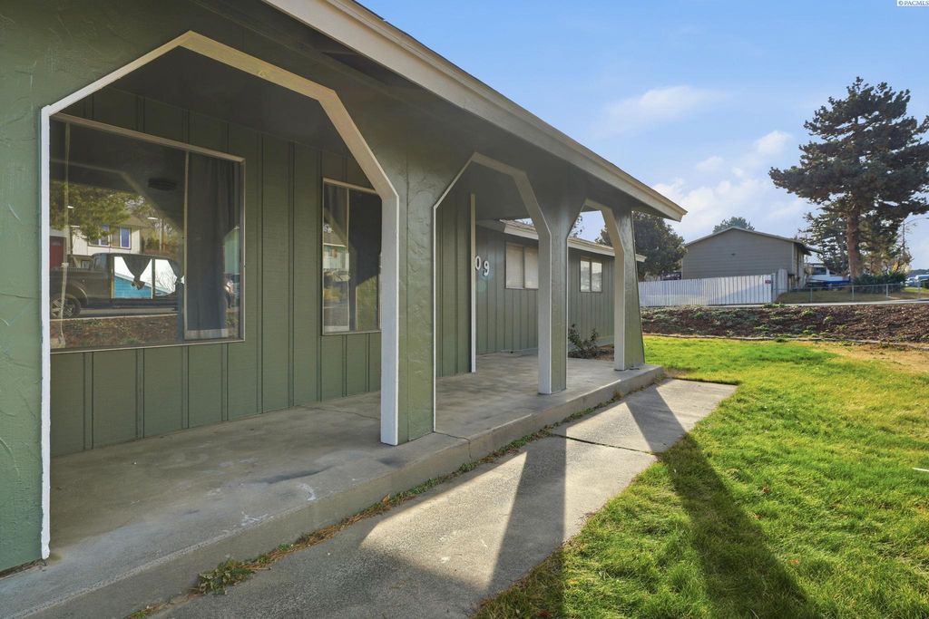 Photo of 1409 S Olympia Pl, Kennewick, WA 99337 (MLS # 290212)