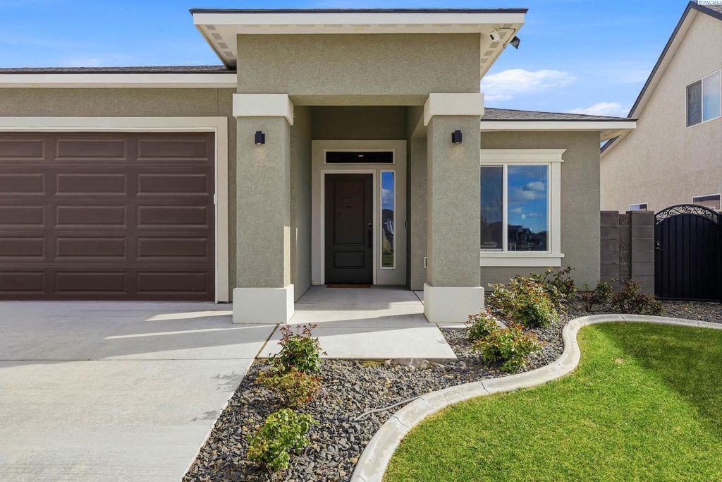 Photo of 4316 Village View St, Richland, WA 99352 (MLS # 292218)