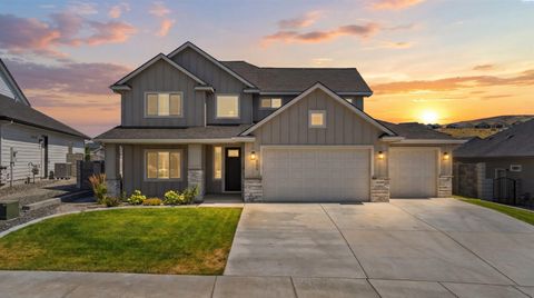 Photo of 588 Lazio Way, Richland, WA 99352 (MLS # 286132)