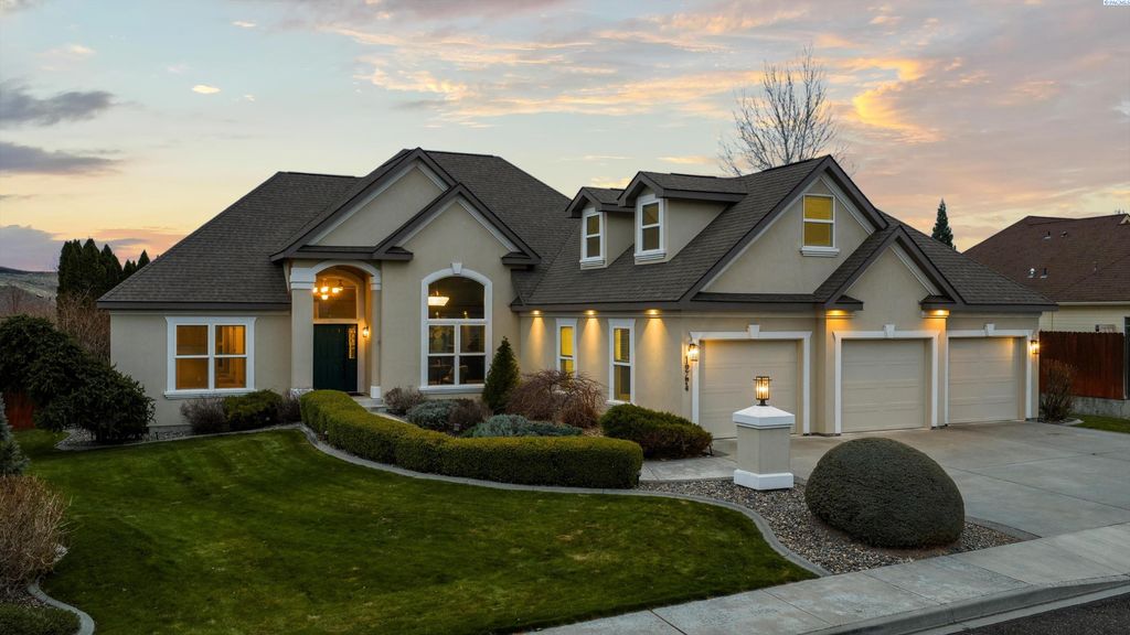 Photo of 1264 Vintage Ave, Richland, WA 99352 (MLS # 289535)