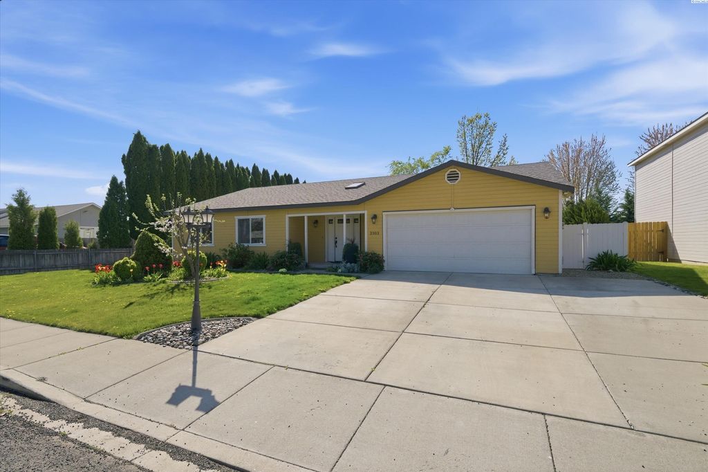 Photo of 2303 W 19th Ave, Kennewick, WA 99337 (MLS # 292018)