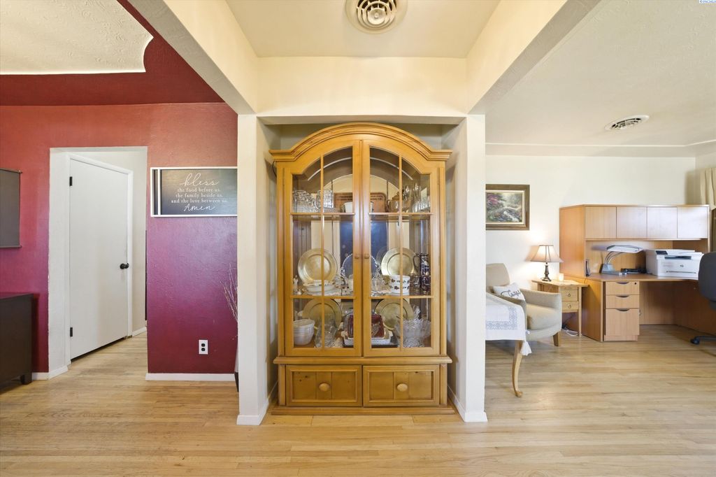 Photo of 1721 W 12th Ave, Kennewick, WA 99337 (MLS # 292566)