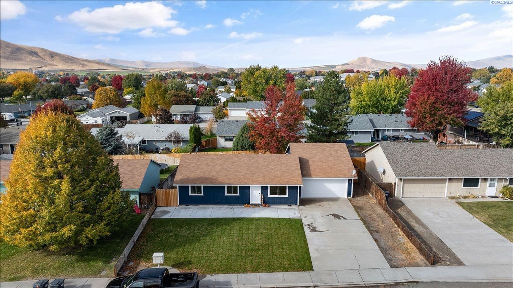 Photo of 3143 Iris Street, West Richland, WA 99353 (MLS # 288408)