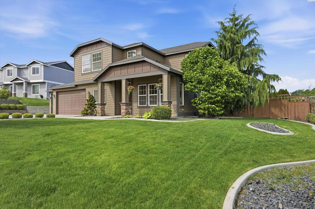 Photo of 1421 Mazzard Ave, West Richland, WA 99353 (MLS # 292840)