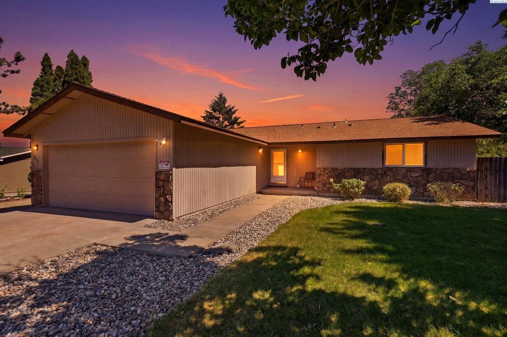 Photo of 821 S Young St, Kennewick, WA 99336 (MLS # 292839)