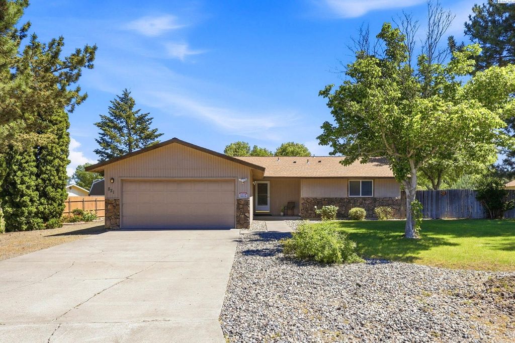 Photo of 821 S Young St, Kennewick, WA 99336 (MLS # 292839)