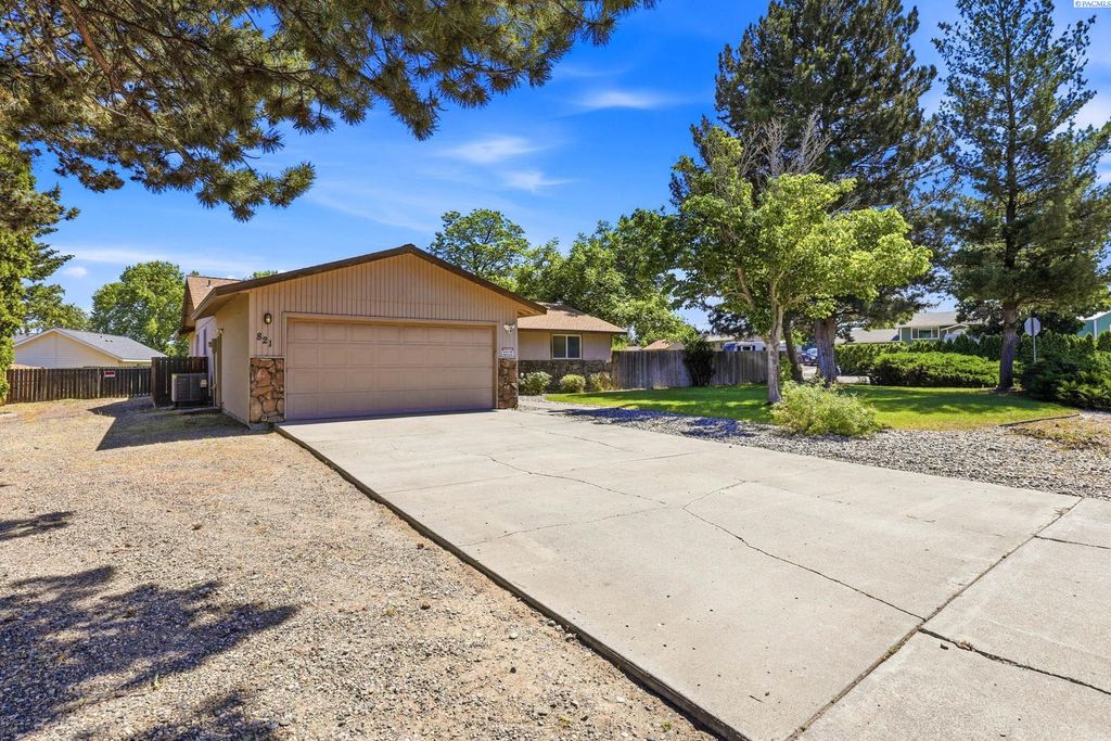 Photo of 821 S Young St, Kennewick, WA 99336 (MLS # 292839)