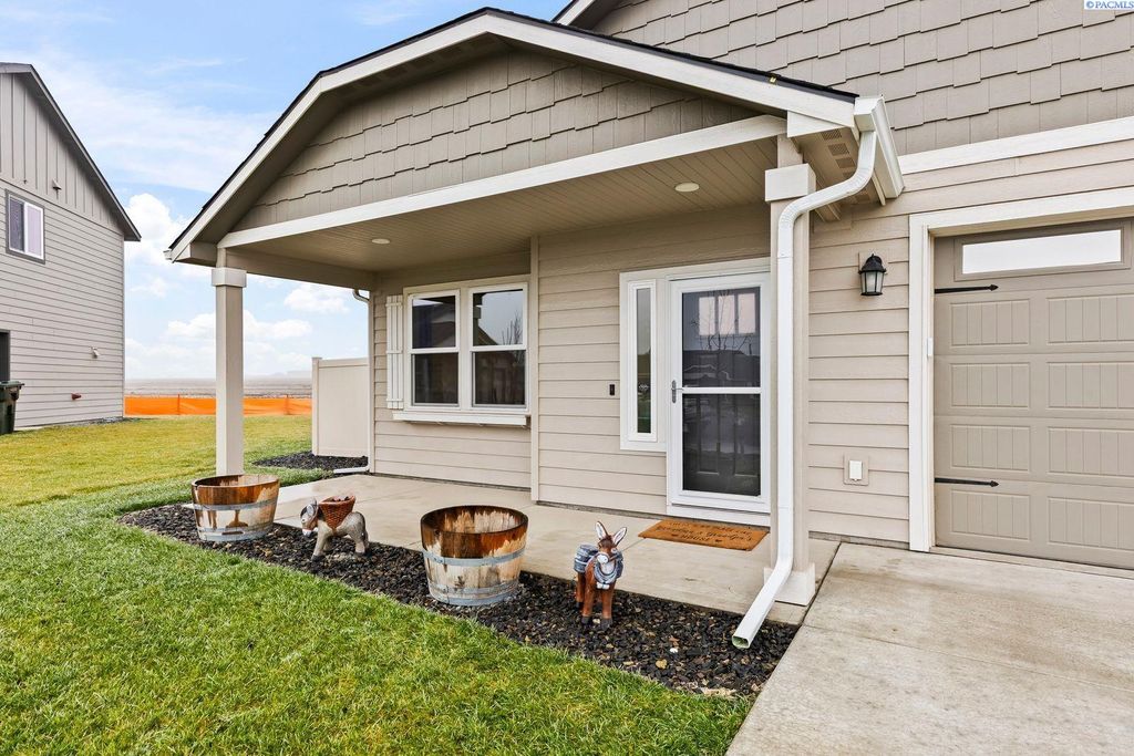 Photo of 403 Lambert Ct, Grandview, WA 98930 (MLS # 289638)