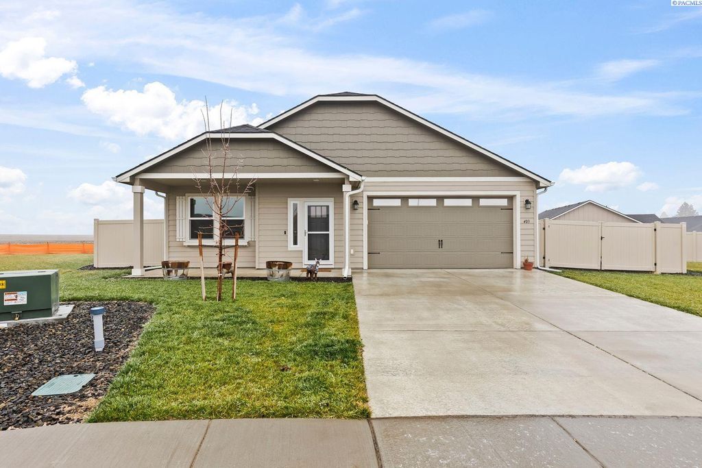 Photo of 403 Lambert Ct, Grandview, WA 98930 (MLS # 289638)