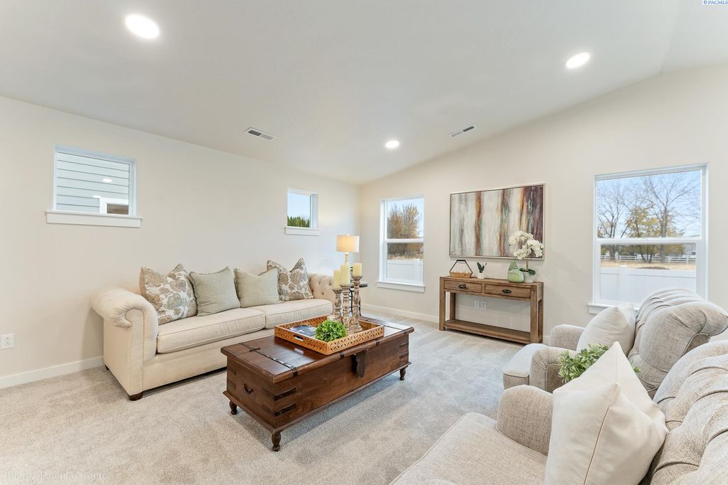 Photo of 680 Snowking, Richland, WA 99352 (MLS # 292632)