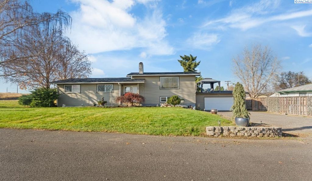 Photo of 1205 N Tweedt St, Kennewick, WA 99336 (MLS # 289875)