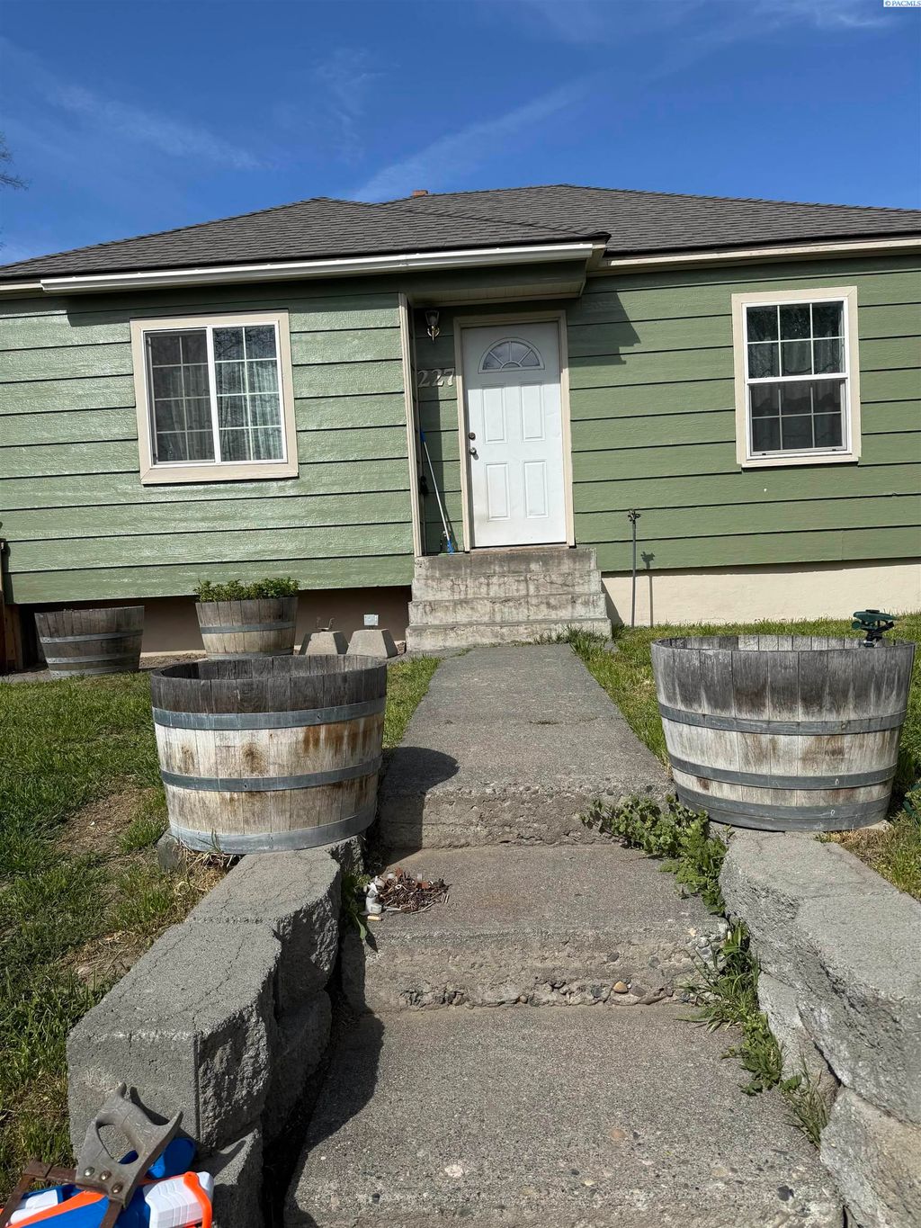 Photo of 227 E 3rd Ave, Kennewick, WA 99336 (MLS # 291652)