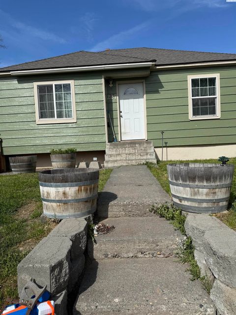 Photo of 227 E 3rd Ave, Kennewick, WA 99336 (MLS # 291652)