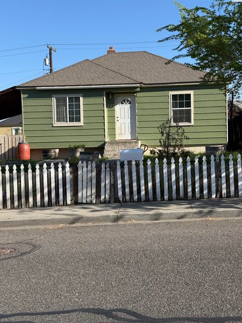 Photo of 227 E 3rd Ave, Kennewick, WA 99336 (MLS # 291652)