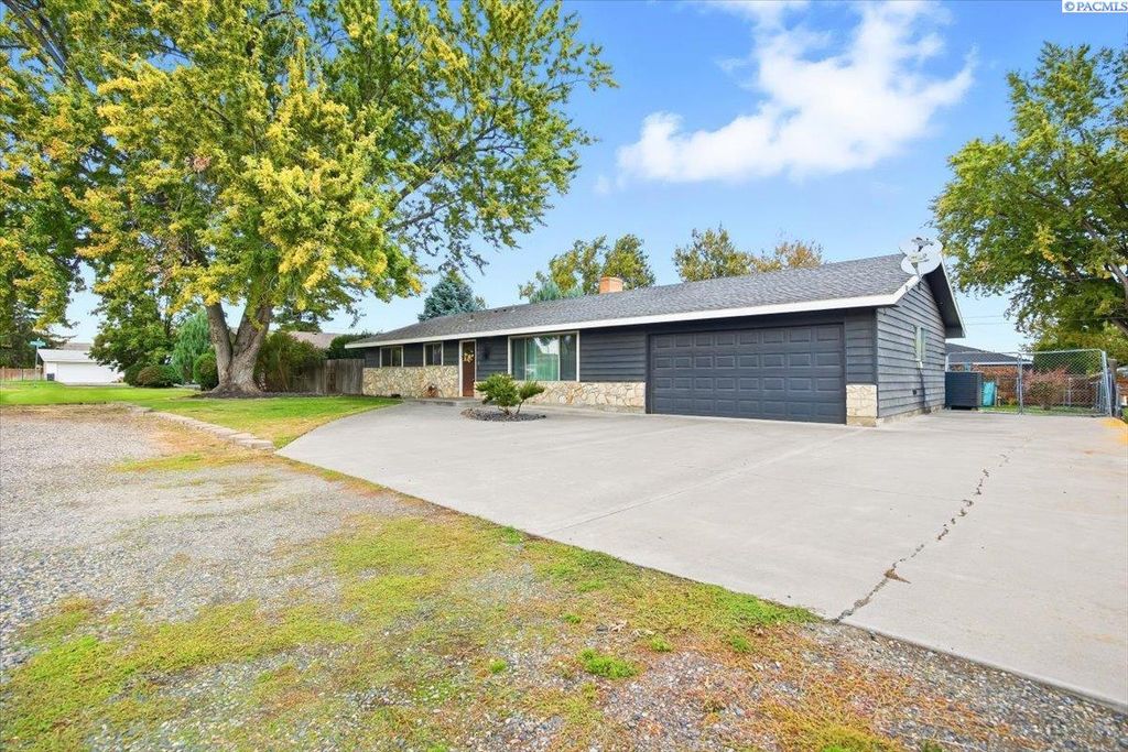 Photo of 1824 W 18th Ave, Kennewick, WA 99337 (MLS # 288306)