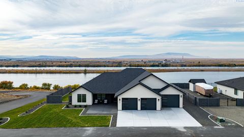 Photo of 57 Columbia Bluff Ln, Pasco, WA 99301 (MLS # 288438)