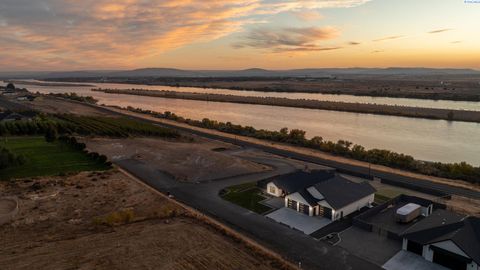 Photo of 57 Columbia Bluff Ln, Pasco, WA 99301 (MLS # 288438)
