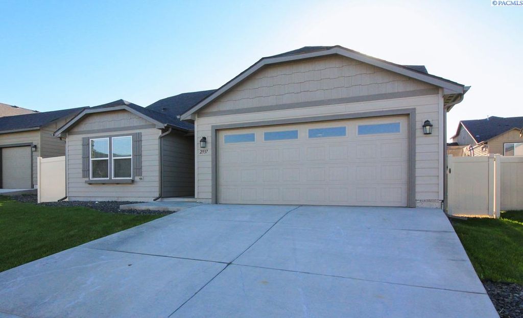Photo of 2937 Cashmere Drive, Richland, WA 99352 (MLS # 291052)