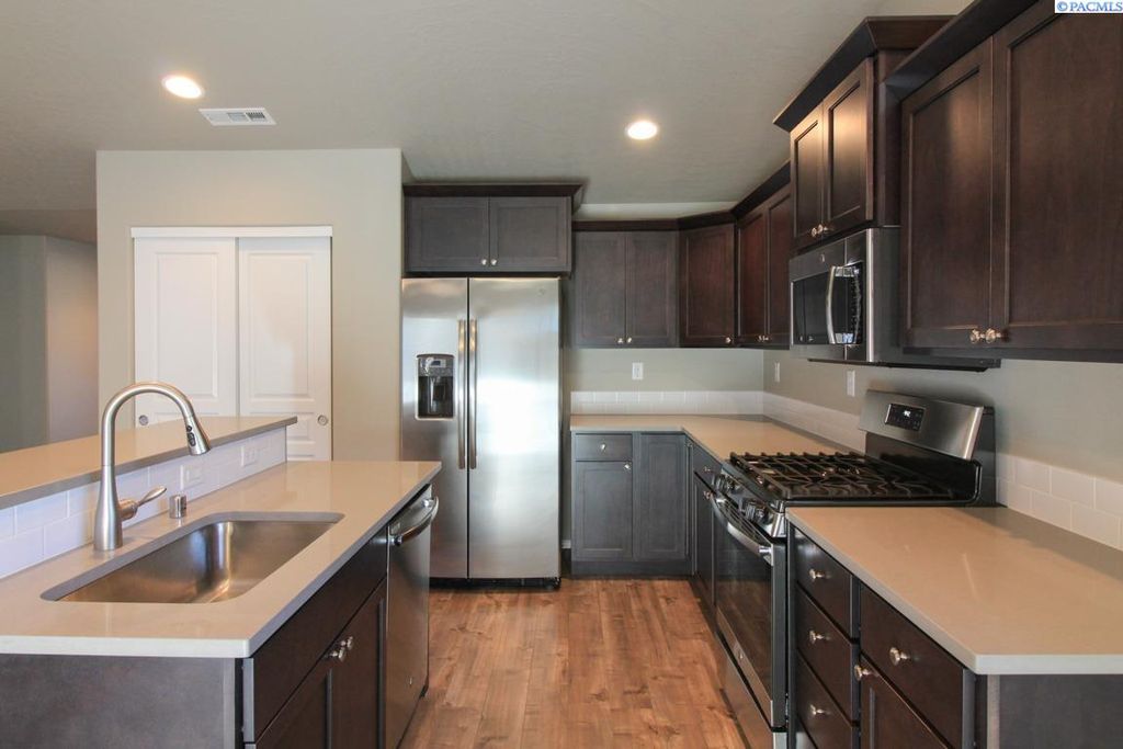 Photo of 2937 Cashmere Drive, Richland, WA 99352 (MLS # 291052)