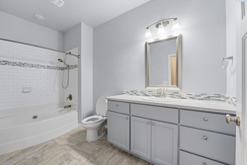 Photo of 1187 N Nevada St, Kennewick, WA 99336 (MLS # 292460)