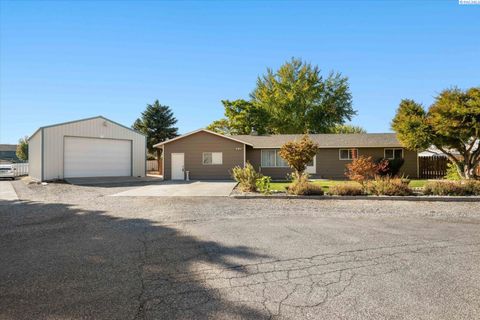 Photo of 1614 W 27th Pl, Kennewick, WA 99337 (MLS # 287781)