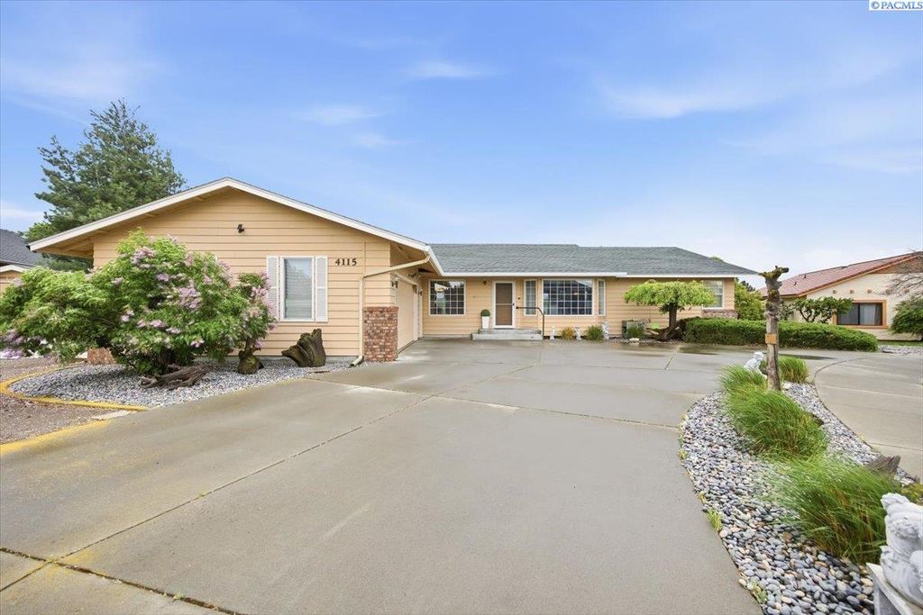 Photo of 4115 Vista Pl, Pasco, WA 99301 (MLS # 292393)