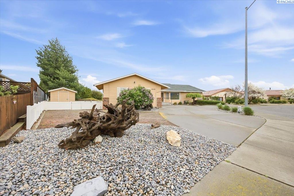 Photo of 4115 Vista Pl, Pasco, WA 99301 (MLS # 292393)