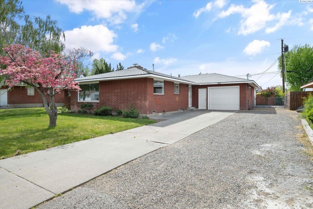 Photo of 208 S Morain St, Kennewick, WA 99336 (MLS # 292534)