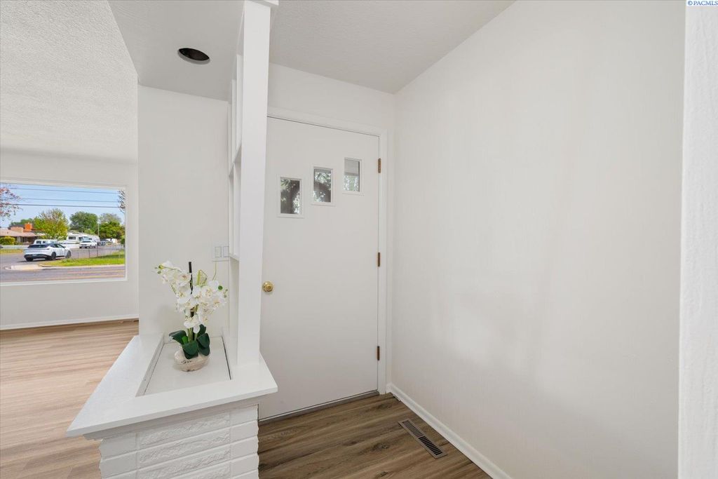 Photo of 208 S Morain St, Kennewick, WA 99336 (MLS # 292534)