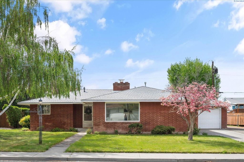 Photo of 208 S Morain St, Kennewick, WA 99336 (MLS # 292534)