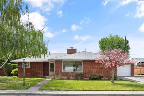 Photo of 208 S Morain St, Kennewick, WA 99336 (MLS # 292534)