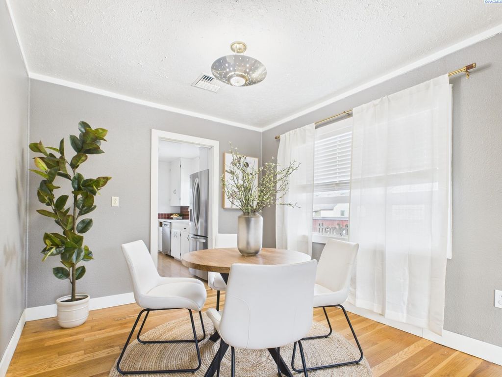 Photo of 1108 Torbett St, Richland, WA 99354 (MLS # 289393)