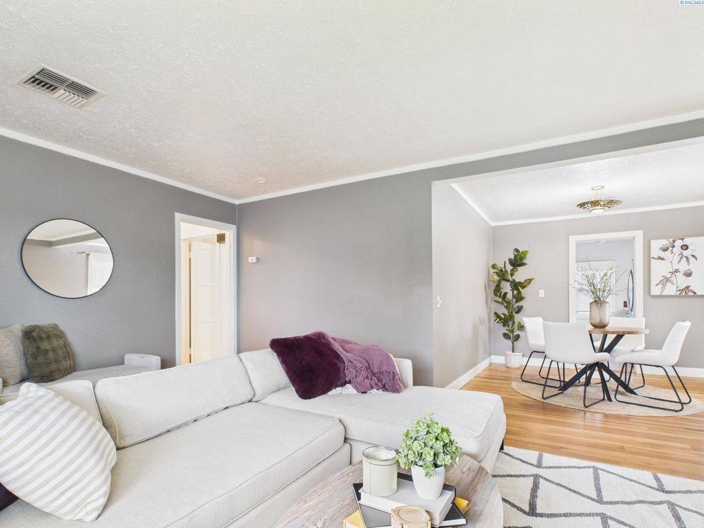 Photo of 1108 Torbett St, Richland, WA 99354 (MLS # 289393)