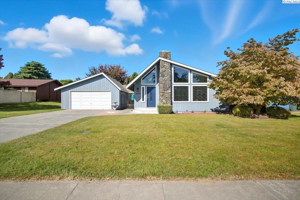 Photo of 1948 Cypress Pl, Richland, WA 99354 (MLS # 288012)