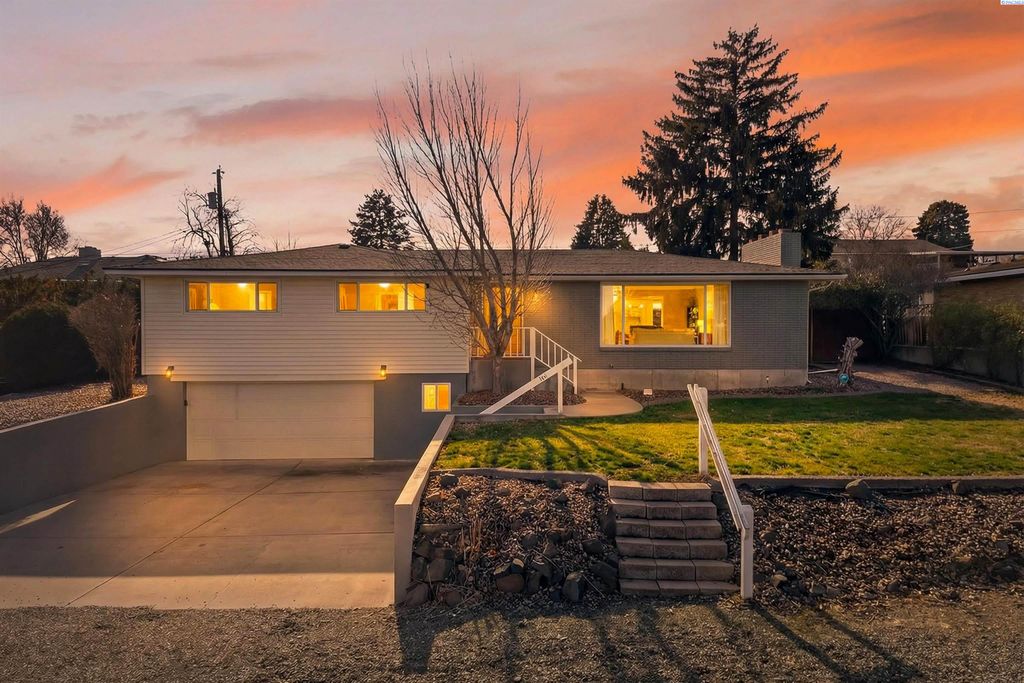 Photo of 1811 W 11th Ave, Kennewick, WA 99336 (MLS # 290461)