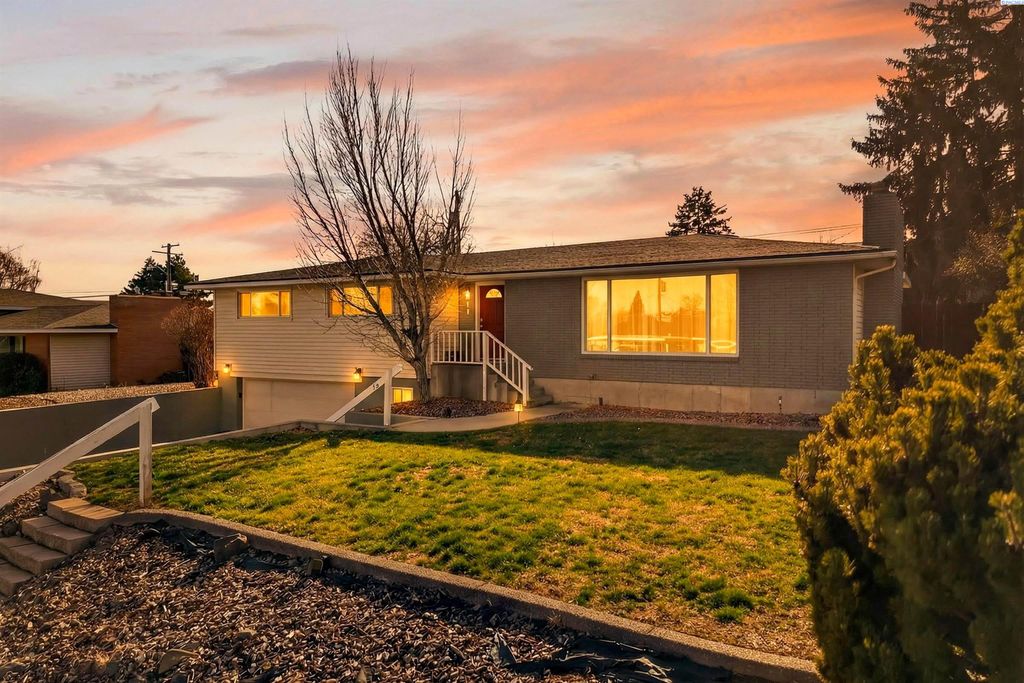 Photo of 1811 W 11th Ave, Kennewick, WA 99336 (MLS # 290461)