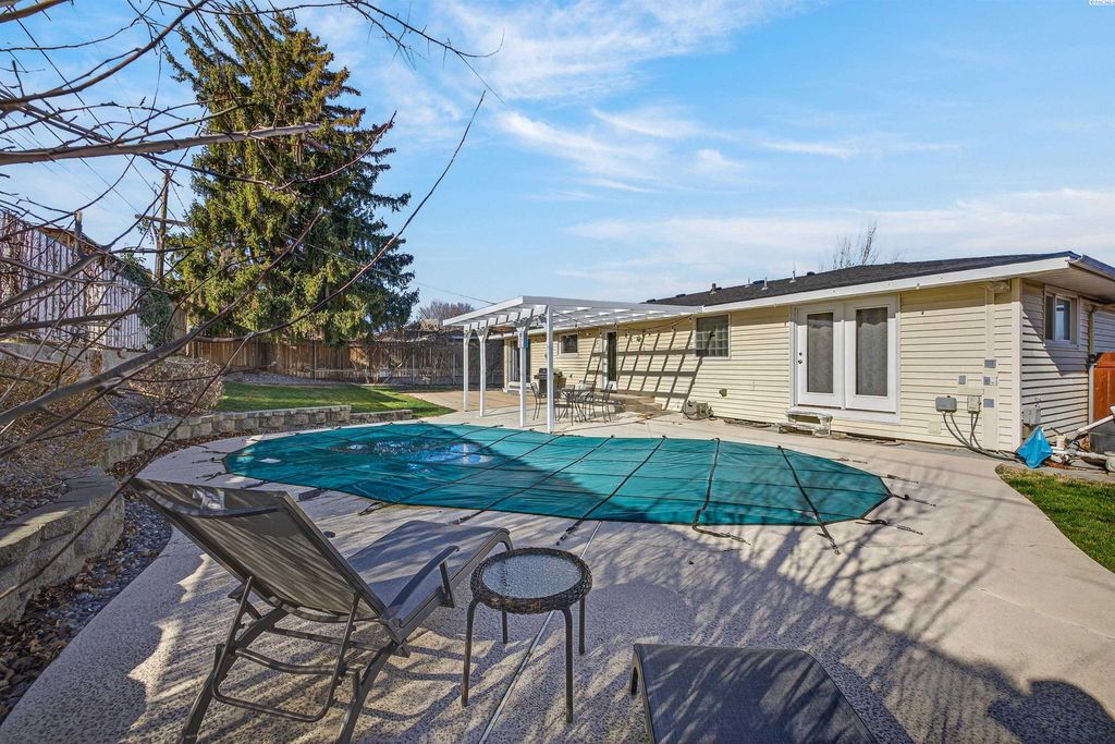 Photo of 1811 W 11th Ave, Kennewick, WA 99336 (MLS # 290461)