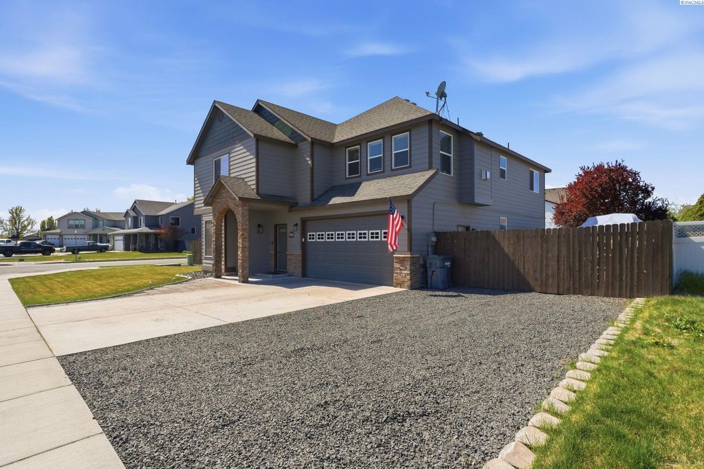 Photo of 4904 Monrovia Ln, Pasco, WA 99301 (MLS # 291944)