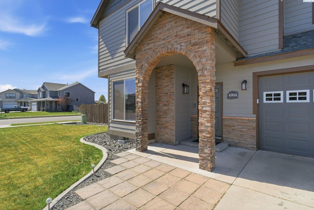 Photo of 4904 Monrovia Ln, Pasco, WA 99301 (MLS # 291944)