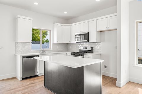 Photo of 1097 S Underwood Pl, Kennewick, WA 99337 (MLS # 289720)