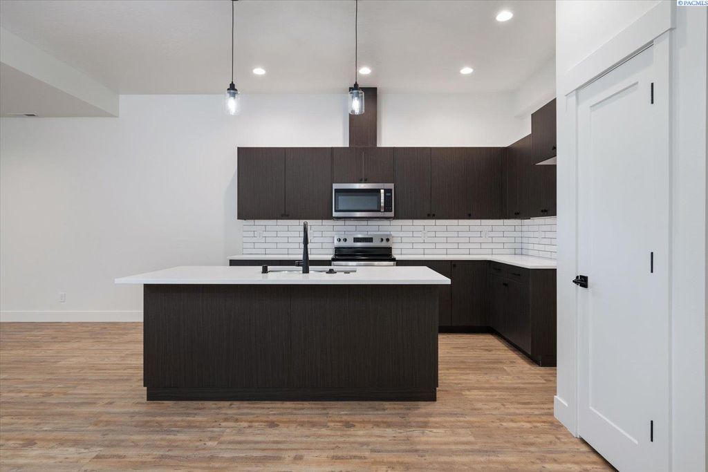 Photo of 1106 Fairhaven Loop #33, Richland, WA 99352 (MLS # 291532)