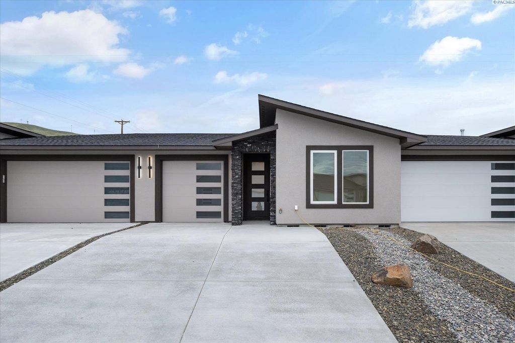 Photo of 1106 Fairhaven Loop #33, Richland, WA 99352 (MLS # 291532)